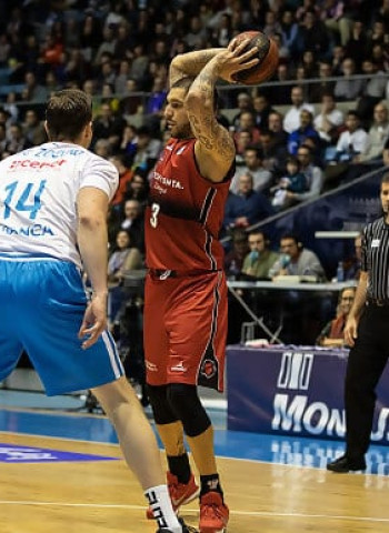El Tecnyconta Zaragoza se va en el momento justo para ganar en Santiago (84-91)