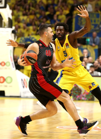 El Maccabi completa una gran semana venciendo al Armani Milán (69-63)