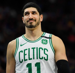 Enes Kanter vislumbra la posibilidad de jugar en Grecia
