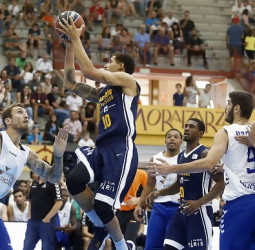 Suspense y primera victoria del UCAM Murcia (71-69)