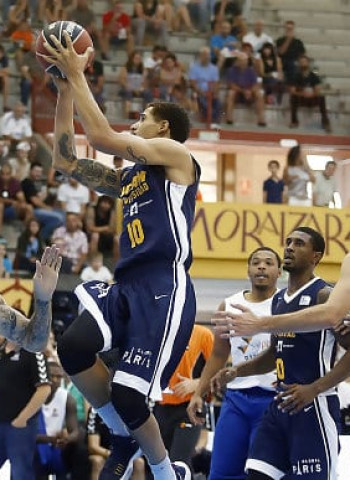 Suspense y primera victoria del UCAM Murcia (71-69)