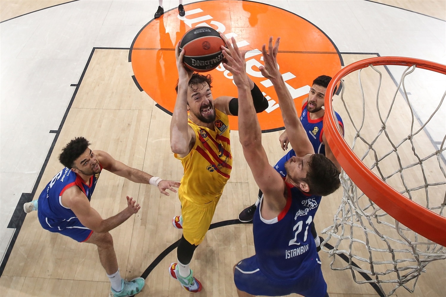 Barcelona y Efes se enfrentan en la revancha del campeonato