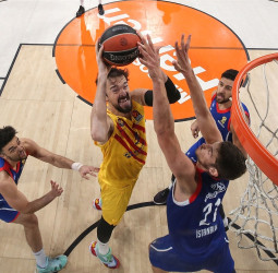 Barcelona y Efes se enfrentan en la revancha del campeonato