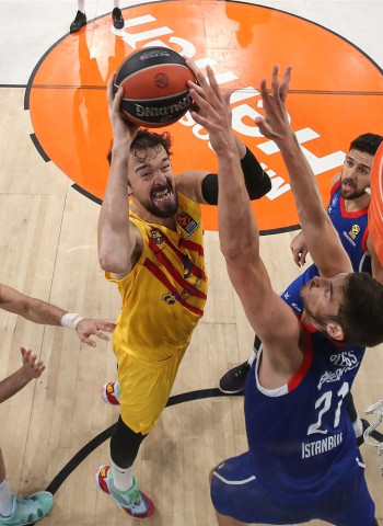 Barcelona y Efes se enfrentan en la revancha del campeonato