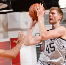 Davis Bertans impresiona en su debut en la D-League