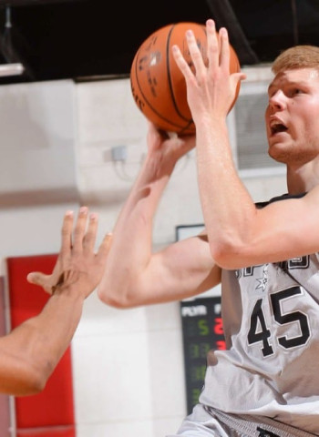 Davis Bertans impresiona en su debut en la D-League