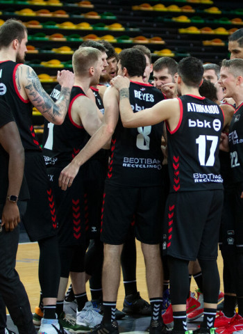 Una victoria a la heroica da vida al RETAbet Bilbao Basket (87-82)