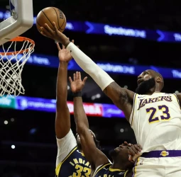 Los Lakers sostienen los intentos de remontada de los Pacers