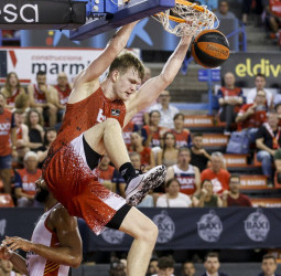 El BAXI Manresa sonríe tras un duelo que se le hizo largo (81-75)