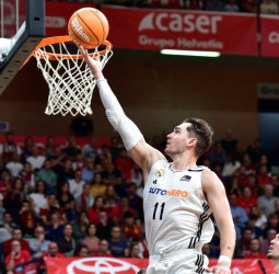 El Real Madrid domina en Murcia, 64-85