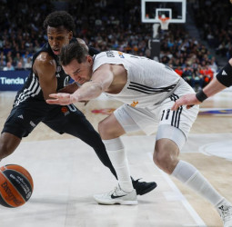 Real Madrid vence a París en un thriller y se afianza en la pelea por evitar el Play-In, 105-104