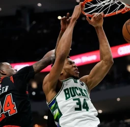[1-0] Sufrida victoria de los Bucks (86-93)