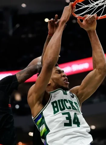 [1-0] Sufrida victoria de los Bucks (86-93)