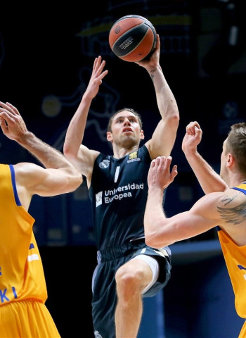 El Madrid se exhibe ante el Khimki y asegura el factor cancha en el playoff (75-100)