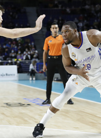 Yabusele, Poirier y Hanga destrozan al Surne Bilbao Basket (95-61)