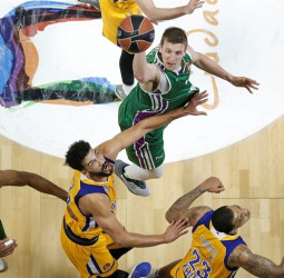 El Unicaja se reencuentra con la victoria ante el Khimki (93-84)