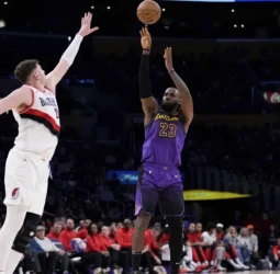 LeBron James parece eterno, 114-106