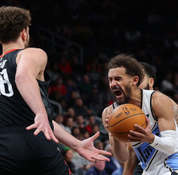 Los Rockets superan con apuros finales, a los Hawks, 100-96