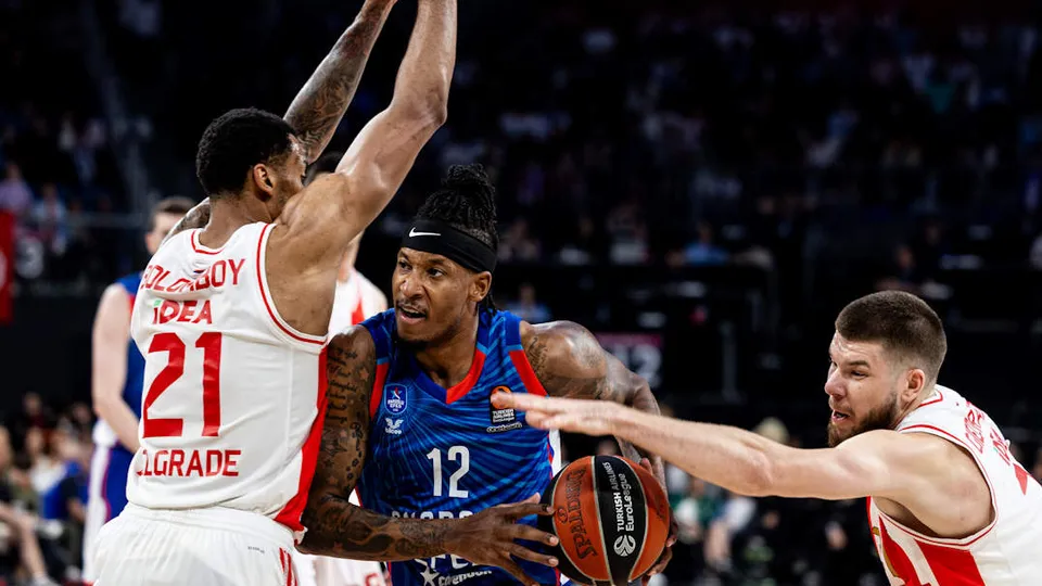 Efes alcanza el play-in con una victoria abrumadora sobre el Estrella Roja, 100-55