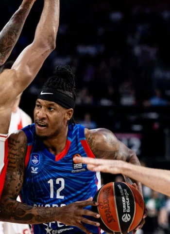 Efes alcanza el play-in con una victoria abrumadora sobre el Estrella Roja, 100-55