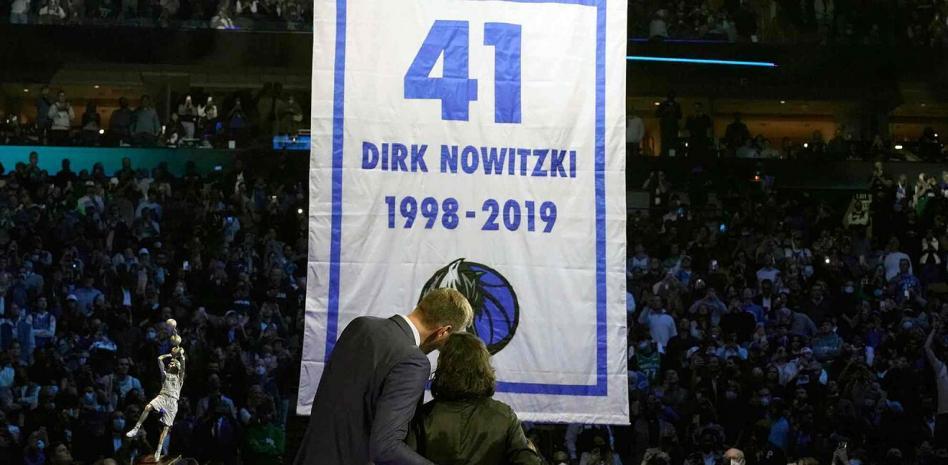 Los Dallas Mavericks retiran el 41 de Dirk Nowitzki