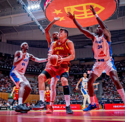 Francia presenta credenciales para el Eurobasket en Badalona (67-75)