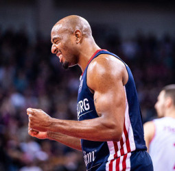 Marcus Keene rompe la racha del Telekom Bonn, 76-77 (1-0)