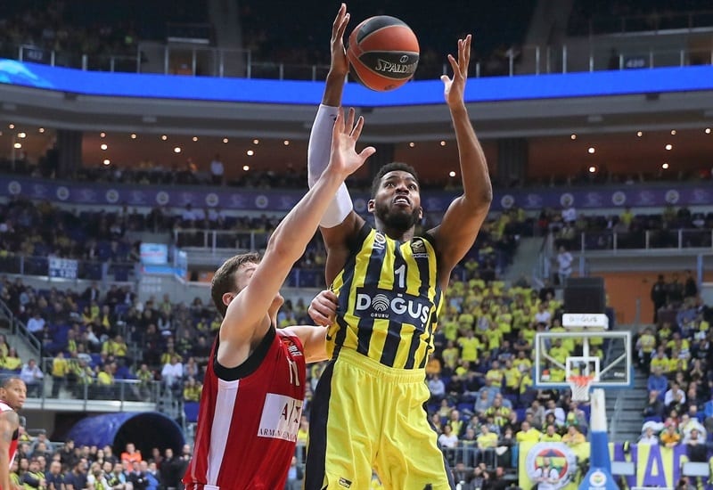 Sloukas y Thompson lideran la placida victoria del Fenerbahce ante el Armani Milán (89-70)