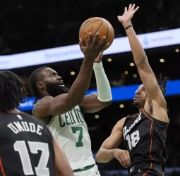 Un triple-doble de White y 31 de Brown comandan una nueva victoria de los Celtics