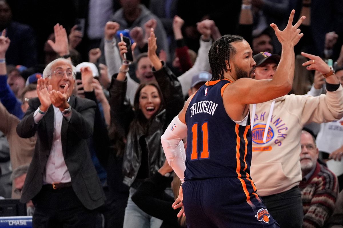 Los Knicks se llevan un derbi neoyorquino al rojo vivo, 122-124