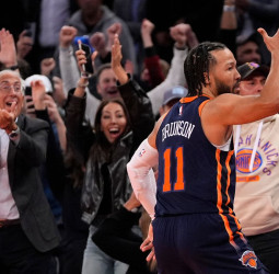 Los Knicks se llevan un derbi neoyorquino al rojo vivo, 122-124