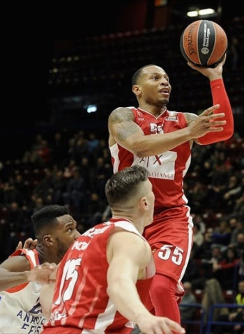 Armani Milán se aprovecha de las facilidades dadas por el Anadolu Efes (77-64)