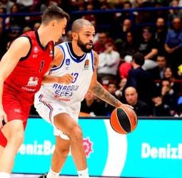 Anadolu Efes arrasa al Milán durante en la primera mitad para ganar, 84-96