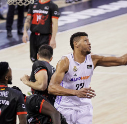 Tavares y Musa visten al Real Madrid de cabeza de serie en Copa (62-82)