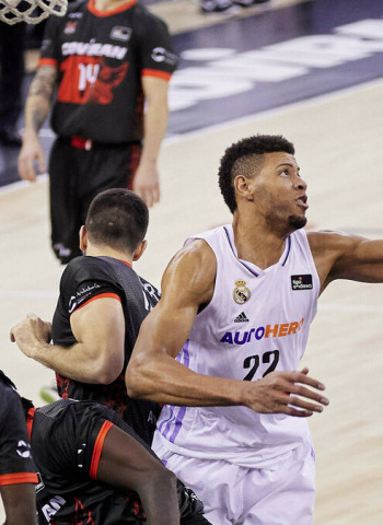 Tavares y Musa visten al Real Madrid de cabeza de serie en Copa (62-82)
