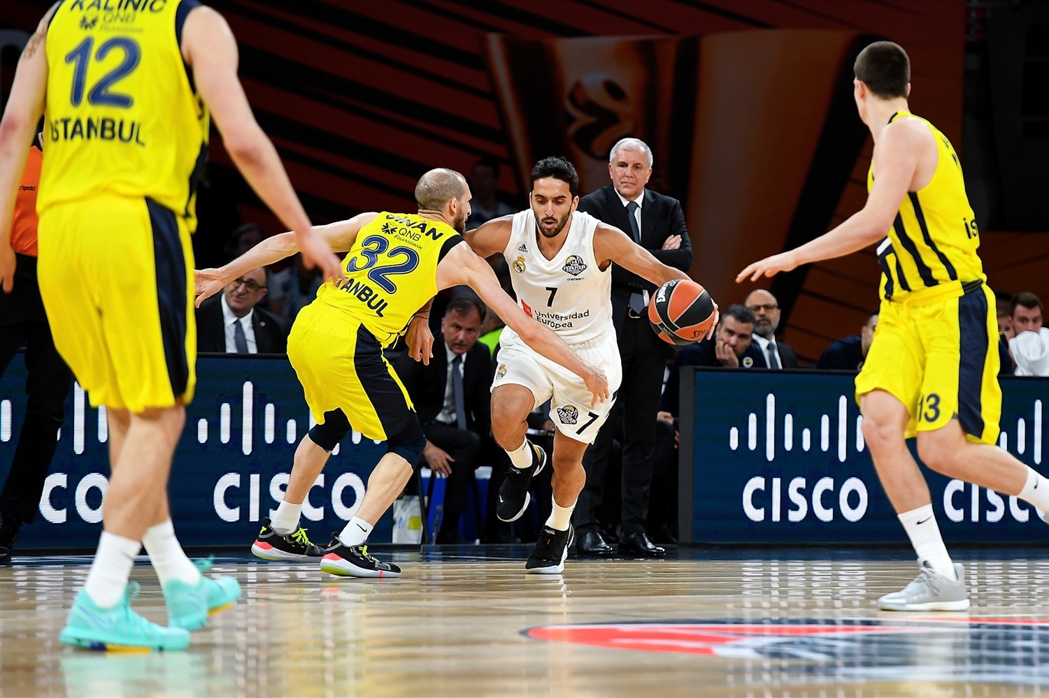 Un Campazzo de récord y Ayón llevan en volandas al Real Madrid (75-94)