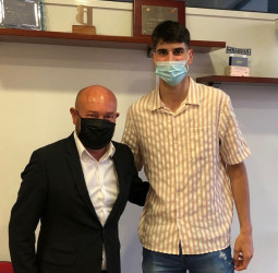 Toni Naspler firma el primer contrato profesional con el BAXI Manresa