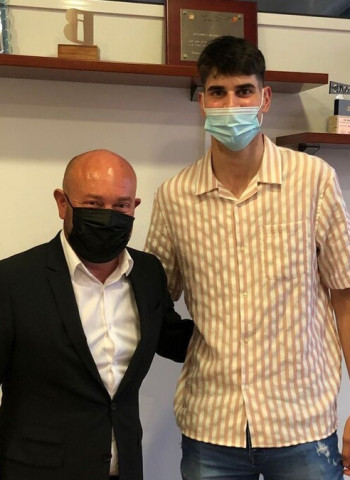 Toni Naspler firma el primer contrato profesional con el BAXI Manresa
