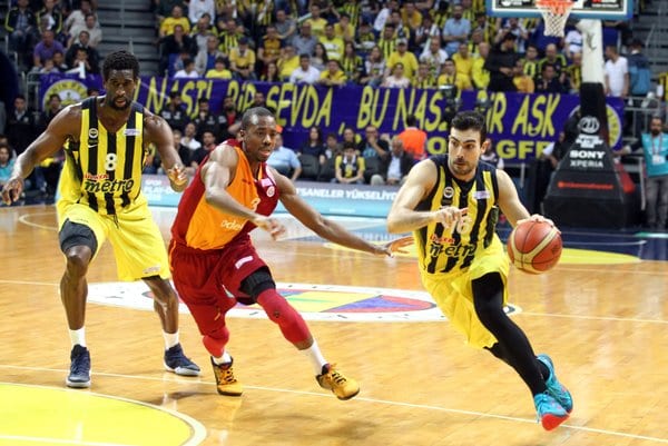 Anadolu Efes y Fenerbahce no fallan en su feudo y se colocan (2-0)