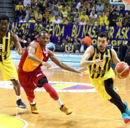 Anadolu Efes y Fenerbahce no fallan en su feudo y se colocan (2-0)