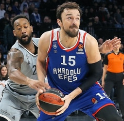 El Anadolu Efes renueva a Sertac Sanli