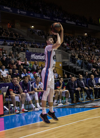 Aleix Font regresa a su club tras su cesión en el Monbus Obradoiro
