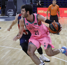 Abrines delante y Davies detrás llevan al Barça a la final (68-72)