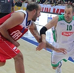 El ex ACB DeVries abandona Turquía para fichar por el FC Porto