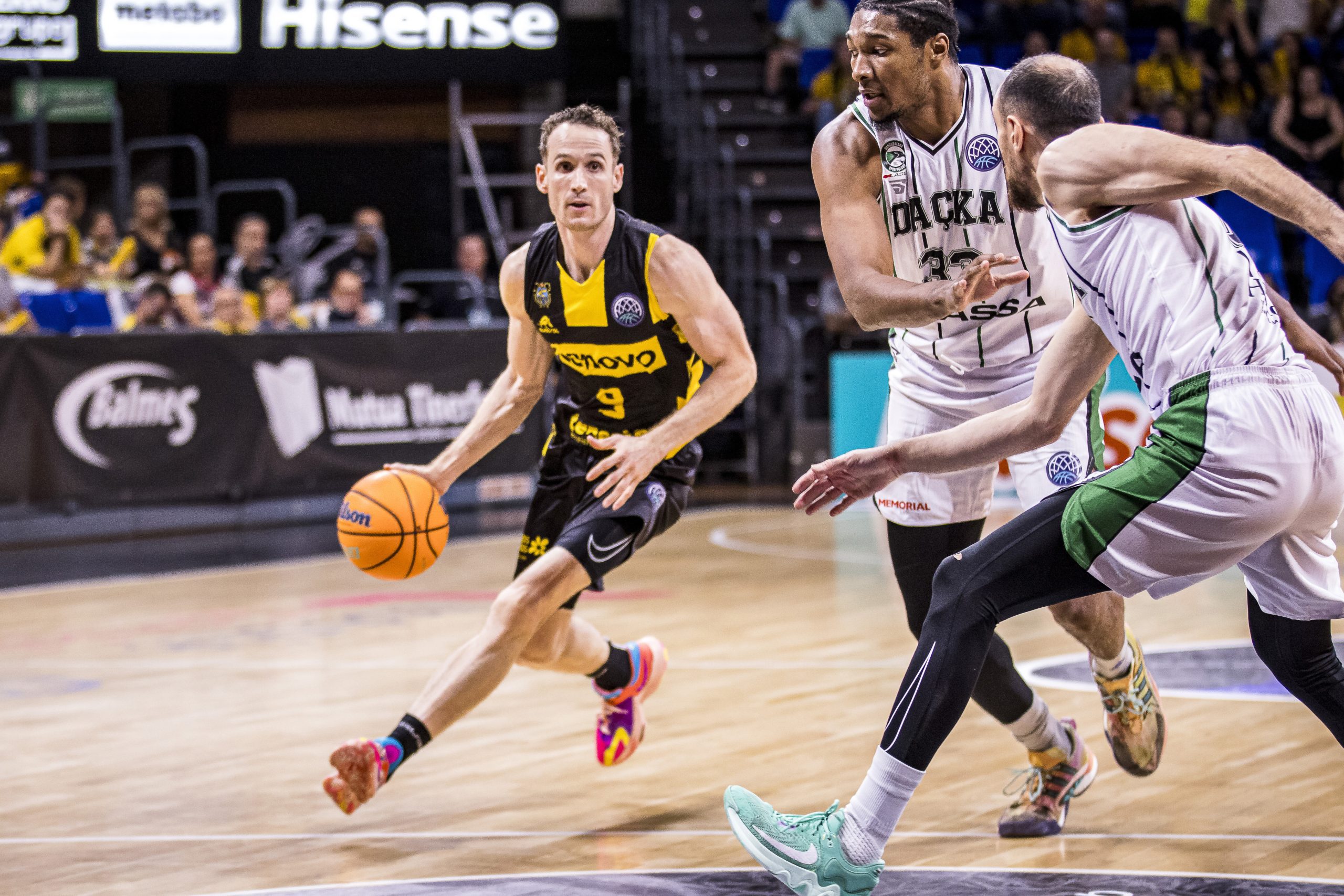 El Lenovo Tenerife defiende su fortín europeo ante el difícil Peristeri