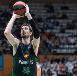 Ante Tomic, el mentor que alecciona en Badalona
