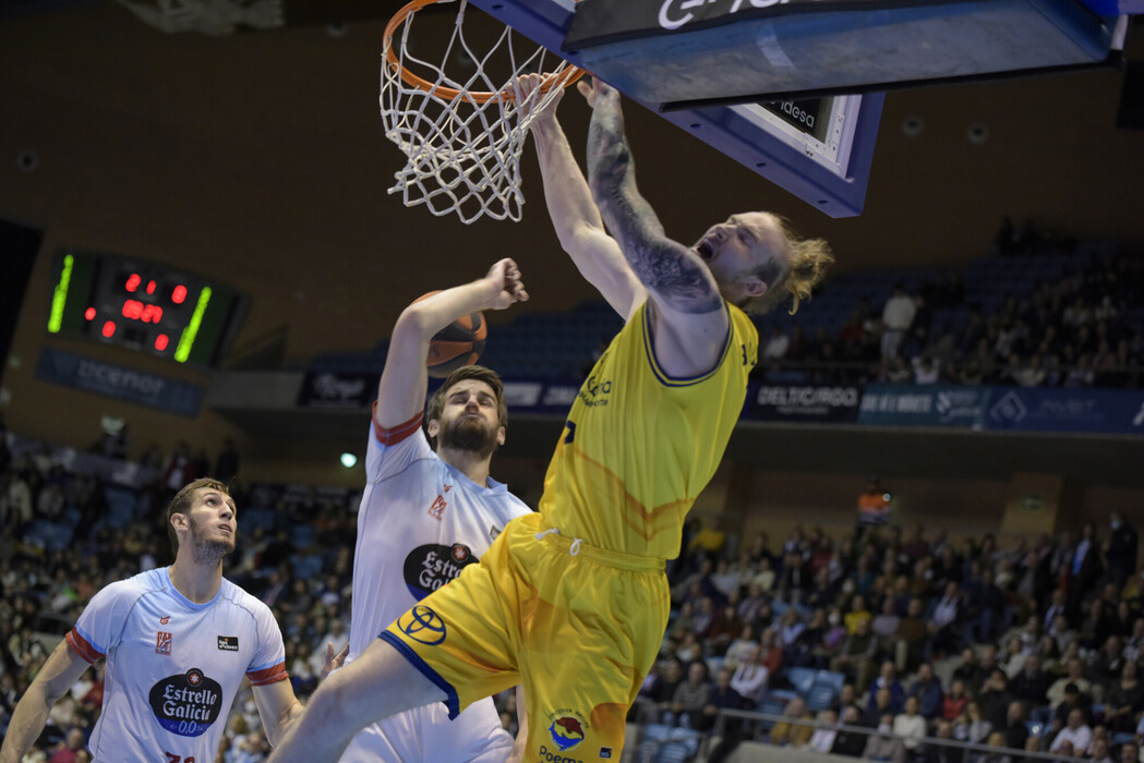 La defensa de Gran Canaria domina el partido contra Monbus Obradoiro (58-82)