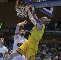 La defensa de Gran Canaria domina el partido contra Monbus Obradoiro (58-82)