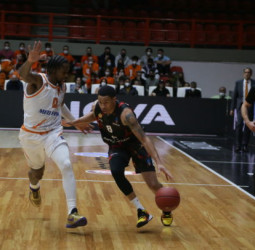 El Gran Canaria se lleva un espectáculo triplista en Patras (81-85)