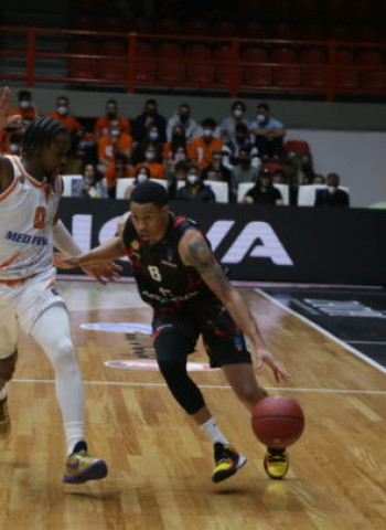 El Gran Canaria se lleva un espectáculo triplista en Patras (81-85)